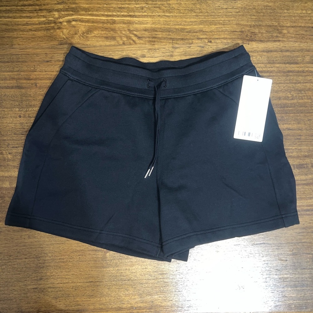 NWT Lululemon Scuba High Rise Short in Black Size Large